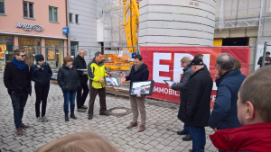 Architekt Markus Kress erläutert anhand von Bildern wie sich das Gebäude nach dem Umbau in das Stadtbild einfügen wird